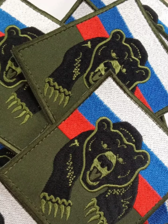 Шеврон вышитый Флаг РФ с медведем на липучке - интернет магазин Полигон